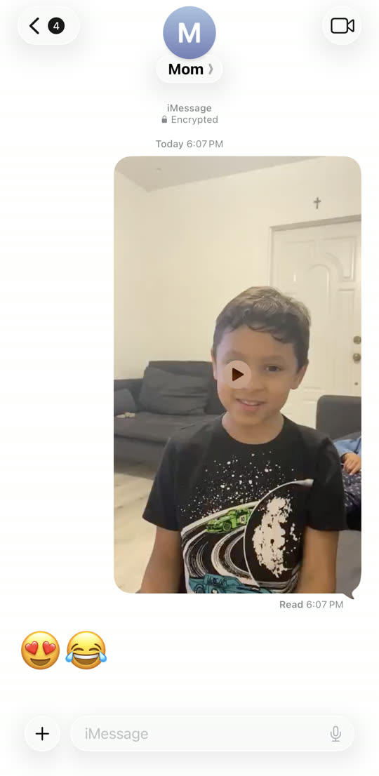 Una conversación de iMessage: un video de los niños enviado a mamá, respondido con dos emojis